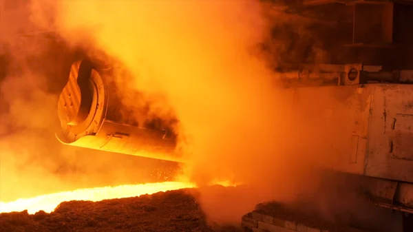 Produção de aço quente na fábrica de aço, conceito de metalurgia. Imagens de stock. Loja quente com fluxo de aço fundido na calha . — Fotografia de Stock