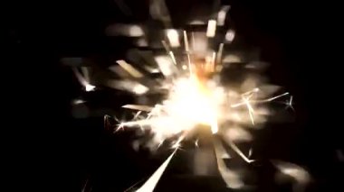 Bengal güzel pırıltılar siyah arka plan üzerine izole ateşle. Medya. Karanlık, neşeli Noel kavramı içinde yanan maytap.