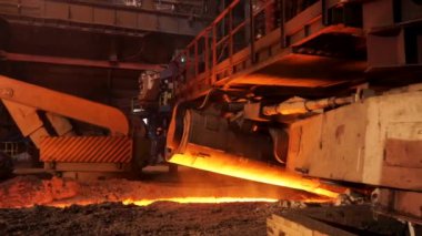 Fabrikada sıcak metal üretimi, Metalurji konsepti. Stok görüntüleri. Metalurjik paraşütte akan erimiş çelik, ağır sanayi.