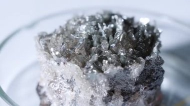 Masanın üzerinde cam laboratuvar gereçlerinin içinde doğal olarak oluşan gri rengi yakın çekim. Stok görüntüleri. Kimya deneyleri