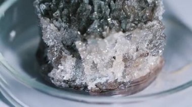 Açık gri doğal olarak masada bir cam laboratuar gereçlerine mineral ayakta meydana. Stok görüntüleri. Kimya deneyleri