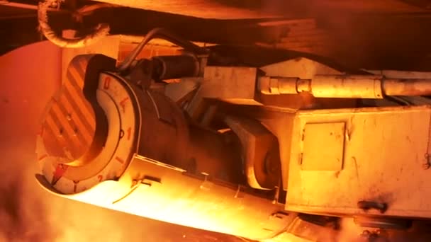 Загляните в детали рабочего механизма на металлургическом заводе. Запись. Машина в тяжелой промышленности в сиянии огня . — стоковое видео