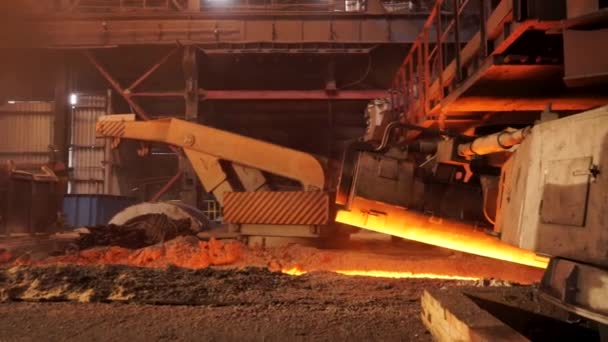 Produkcja gorących metali w fabryce, koncepcja metalurgii. Materiały stockowe. Stopiona stal płynąca w rynnie metalurgicznej, przemysł ciężki. — Wideo stockowe
