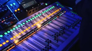 Yakın yukarıya adam bir ses çok düğmeler ile konsol karıştırma yakın ayakta. Stok görüntüleri. Musics sondaj ayarı