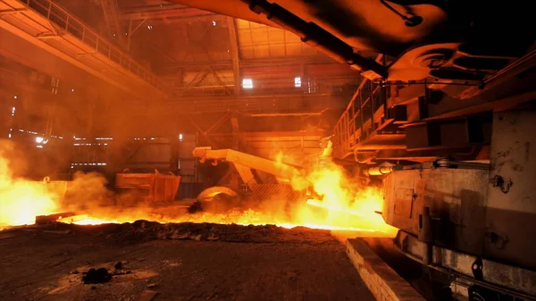 Acero caliente que se vierte al conducto en la planta de acero, concepto de la industria pesada. Imágenes de archivo. Producción de acero fundido en hornos eléctricos . —  Fotos de Stock