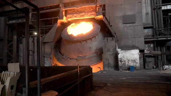 Metallurgische winkel met grote BTW en gesmolten staal binnen, zware industrie concept. Beeldmateriaal. Hete stalen BTW in de metallurgische fabriek. — Stockfoto