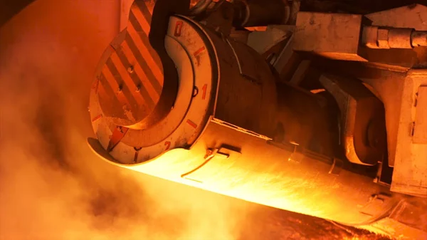 メカニズムについては、冶金工場で鉄鋼生産をクローズ アップ。映像素材集。重工業、製鉄所. — ストック写真