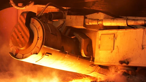 Close-up voor de details van het werkingsmechanisme op de metalen smelt installatie. Stock footage. Machine in de zware industrie in het gloeien van de brand. — Stockfoto