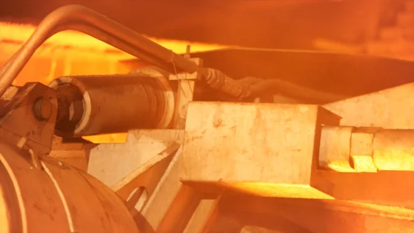 金属製錬工場の作業機構の詳細をクローズアップ。ストック映像。燃えるような激しい産業の機械. — ストック写真