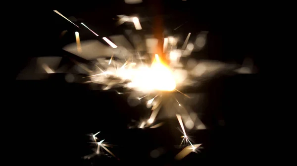 Bengalen vuur met mooie sparkles geïsoleerd op zwarte achtergrond. Media. Brandende sparkler in het donker, Merry Christmas-concept. — Stockfoto