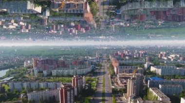 Havadan görünümü üzerinde bir yaz güneşli bir gün, Rusya, ayna ufuk efekti ilçelerde Moscow City. Medya. Modern binalar, yeşil ağaçlar ve yollar, kurulduğu günden bu tema güzel manzara.