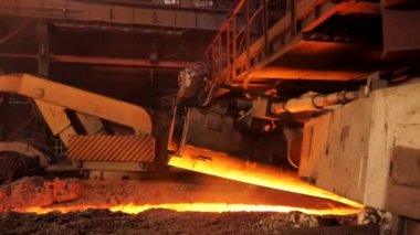 Elektrikli fırınlar, ağır sanayi kavramı çelik üretimi. Stok görüntüleri. Çelik erime için makinenin mekanizması için yakın.