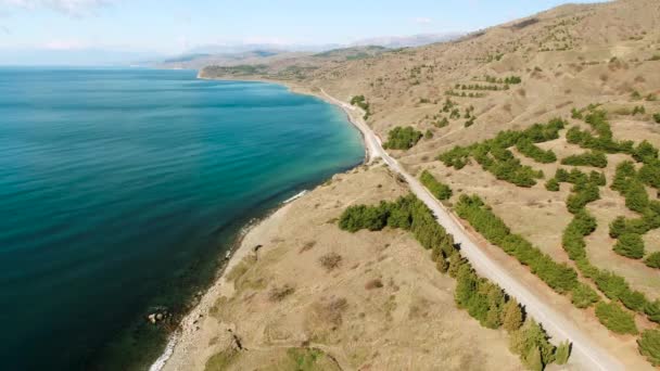 Blick von oben auf das Meer im Hochland. Schuss. Schöne Aussicht auf das Meer in einer hügeligen Gegend — Stockvideo