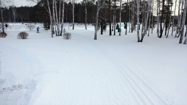 Kışın pistte kayak yarışı. Görüntü. Pistte sürme renkli kostümleri rekabet profesyonel kayakçılar üst görünümü. Kış kros kayak yarışmaları