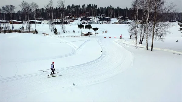 Atletas de esqui cross-country no inverno. Filmagem. Visão superior do treinamento profissional de atletas de esqui em pista de esqui cross-country no inverno — Fotografia de Stock