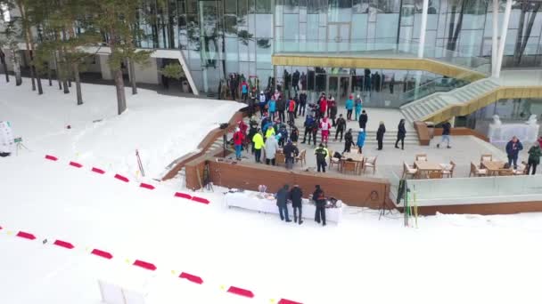 Moskova, Rusya-Şubat 2019: profesyonel kayak yarışı turnuvasının üst görünümü. Görüntü. Profesyonel kros kayakçılar üst görünümü — Stok video