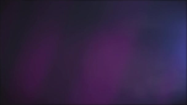 ゆっくりと光ときらめく青いプロジェクター、シームレスなループの暗いピンクのビームを流れると抽象紫色の背景。アニメーション。暗い背景に移動するライラックの広い光線. — ストック動画