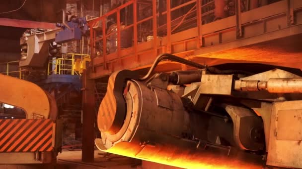 Närbild för stål ugnen med temerature indikatorer på metallurgiska fabriken butik, Heavy metallurgi koncept. Stockbilder. Arbetsmekanism vid metall smältverket. — Stockvideo