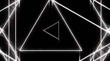 Beyaz ışık hatları hızlı hareketli güzel soyut üçgen tünel, disko ve kulüpleri kavramı. Animasyon. Neon geometrik şekiller siyah arka plan üzerinde sinek, tek renkli.