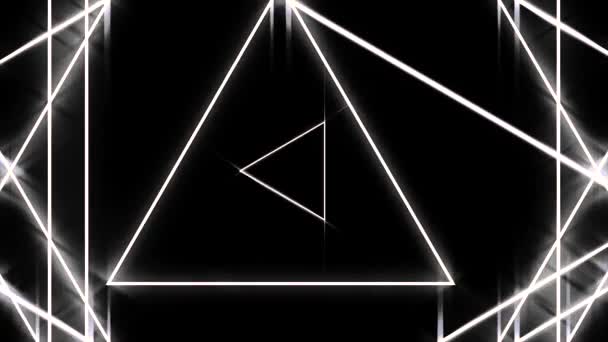 Belo túnel abstrato triangular com linhas de luz branca movendo-se rápido, discoteca e conceito clubes. Animação. Figuras geométricas de néon voam sobre fundo preto, monocromático . — Vídeo de Stock