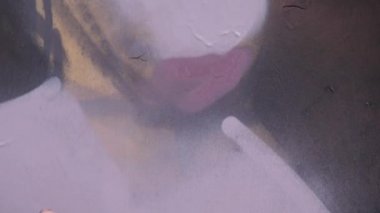 Bir el bir sprey ile yeni bir grafiti duvara çekiyor olabilir. Bir ahşap duvar yakın çekim bir grafiti çizim işlemi fotoğrafı. Sokak sanatı ve yasadışı vandalizm kavramı