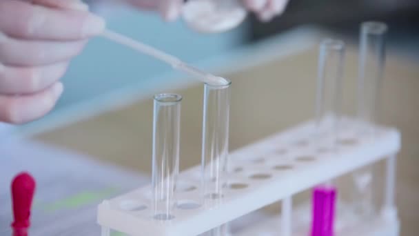 El científico vierte el polvo en el vial. Experimentos de conducción de químicos en el laboratorio — Vídeos de Stock