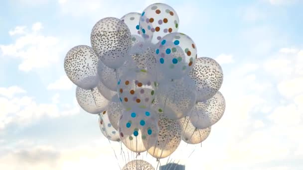 Witte ballonnen tegen de hemel. Witte ballen in de lucht — Stockvideo