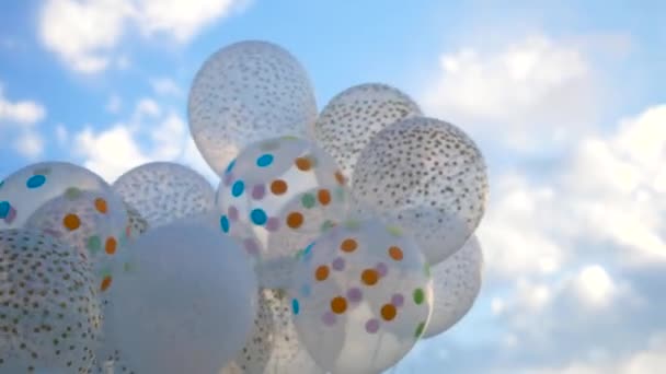 Weiße Luftballons gegen den Himmel. weiße Kugeln am Himmel — Stockvideo