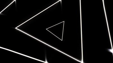 Beyaz ışık hatları hızlı hareketli güzel soyut üçgen tünel, disko ve kulüpleri kavramı. Animasyon. Neon geometrik şekiller siyah arka plan üzerinde sinek, tek renkli.