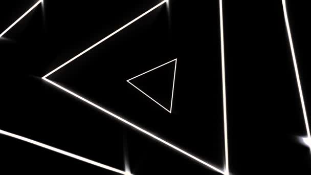 Beau tunnel triangle abstrait avec des lignes de lumière blanche se déplaçant rapidement, concept disco et clubs. Animation. Neon figures géométriques volent sur fond noir, monochrome . — Video