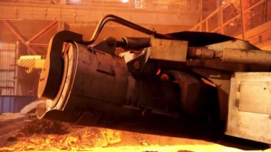 Geriye doğru hareket eden bir dökümhane alüminyum eritme fırını için yakın, ağır Metalurji kavramı. Stok görüntüleri. Sıvı ve masif metal fabrika üretim ekipmanları.