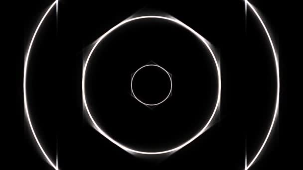 Gloeiende neon witte cirkel frames achteruit bewegen in de eindeloze tunnel op zwarte achtergrond. Animatie. Ronde smalle lijnen eindeloze beweging, monochroom. — Stockvideo