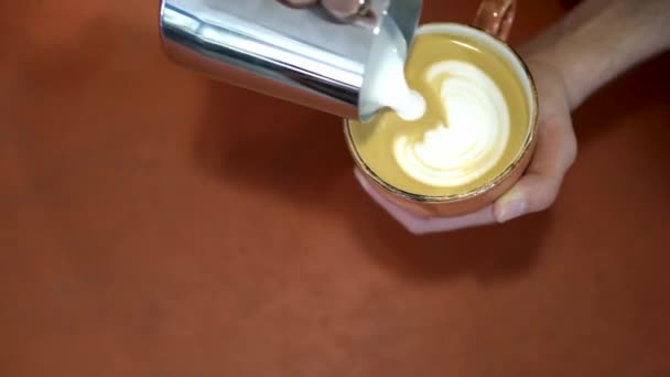 El hombre dibuja en el café. Art. Barista profesional dibuja el corazón con crema en el café. Café arte de dibujar con leche — Vídeos de Stock