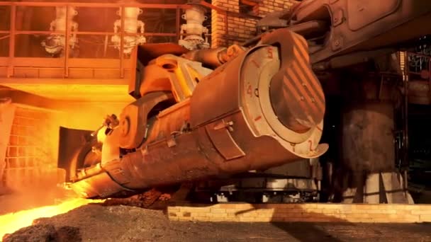 ホットファウンドリ、冶金コンセプトで溶融鋼炉の大きな可動素子の側面図。ストック映像。金属の溶融工場でシュートを流れる熱い鋼鉄. — ストック動画