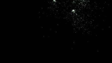 Beyaz toz droppind siyah arka planda izole. Stok görüntüleri. Karanlıkta düşen beyaz küçük parçacıklar