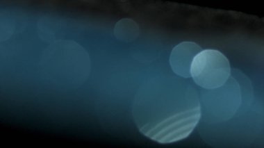 Serin siyan mavisi ve yeşil teal renk bulanıklık gökyüzü arka plan doğa parlayan güneş ışığı fişekleri ve bokeh ile. Stok görüntüleri. Mavi uçan dairelerin güzel bulanık arka plan.