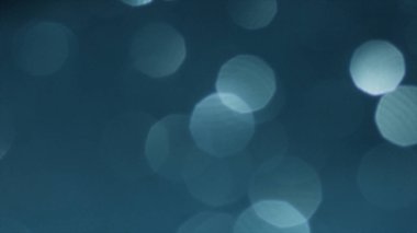 Dsigital lens siyah arka plan üzerinde loş ışık ile yavaş hareket fişekleri. Stok görüntüleri. Kaotik yüzen güzel beyaz parlayan daireler.