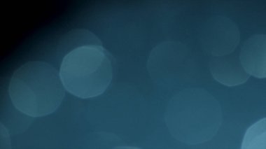 Dsigital lens siyah arka plan üzerinde loş ışık ile yavaş hareket fişekleri. Stok görüntüleri. Kaotik yüzen güzel beyaz parlayan daireler.