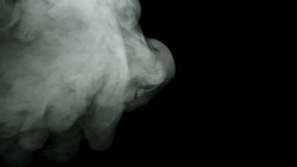 Αφηρημένη ομίχλη ή καπνός διογκώνονται και εξαπλώνεται σε μαύρο χρώμα φόντο. Υλικό από μετοχές. Λευκά τσουτζούρες καπνού που κινούνται αργά στο σκοτάδι. — Φωτογραφία Αρχείου