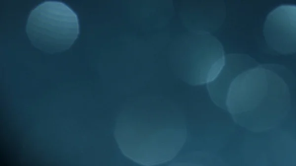 Абстрактный фон с синими и бирюзовыми боками и вспышками. Запись. Белые полупрозрачные круги плавают хаотично . — стоковое фото