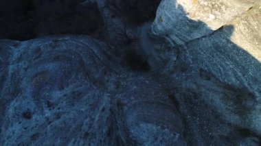 Pitoresk taş ocağı, büyük taş kayalıklar ve orman, doğanın güzelliği üst görünümü. Atış. Üzerlerinde yetişen birçok çam ağacı olan yüksek kayalar için anten.