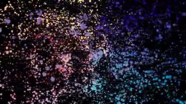 Birçok mavi, sarı, kırmızı, siyah arka plan üzerinde uzayda leylak dönen parçacıklar. Animasyon. Dönen küçük dairelerin renkli bulutu, kesintisiz döngü.