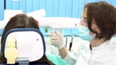 Diş hekimi klinik, diş bakımı concet kadın hasta diş tedavisi arka görünümü. Medya. Diş Ekipmanları ile iş yerinde kadın profesyonel doktor stomatolog.