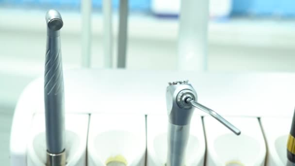 Close up para equipamentos odontológicos na clínica odontológica, medicina e conceito de cuidados dentários. Mídia. Diferentes ferramentas para o tratamento dos dentes . — Vídeo de Stock