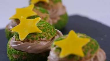 Taze ev yapımı smores şekerleme, çikolata ve kraker ile kapatın. Tatlı beyaz zemin üzerine Çikolata kremalı kek dolu