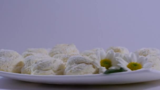 Merengue blanco dulce sobre fondo blanco. Tortas de chocolate blanco en plato blanco - de cerca — Vídeos de Stock