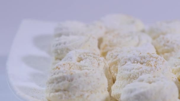 Süßes weißes Baiser auf weißem Hintergrund. weiße Schokoladenkuchen in weißem Teller - Nahaufnahme — Stockvideo