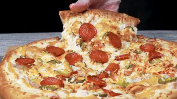 Savoureux prendre une tranche de pizza avec du fromage. Cadre. Pièce séparée appétissante de pizza ronde étirant fromage fondu. Pizza juteuse par derrière qui coulera salivant — Video