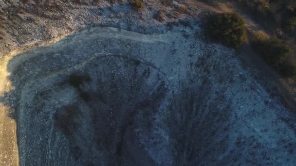 Primer plano de la superficie gris del acantilado montañoso con árboles de coníferas en la parte superior. Filmación. Hermoso paisaje de montañas — Vídeos de Stock