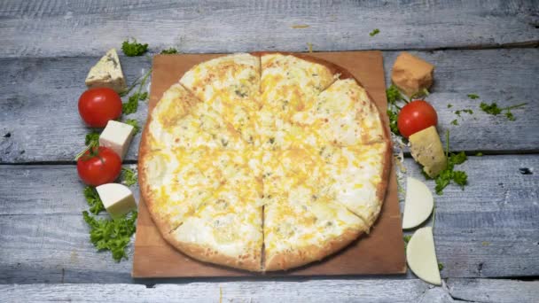 Sabrosa pizza recién horneada en bandeja de madera. Una trampa. Pizza apetitosa jugosa en bandeja de madera pizza horneada profesionalmente lista para comer — Vídeos de Stock